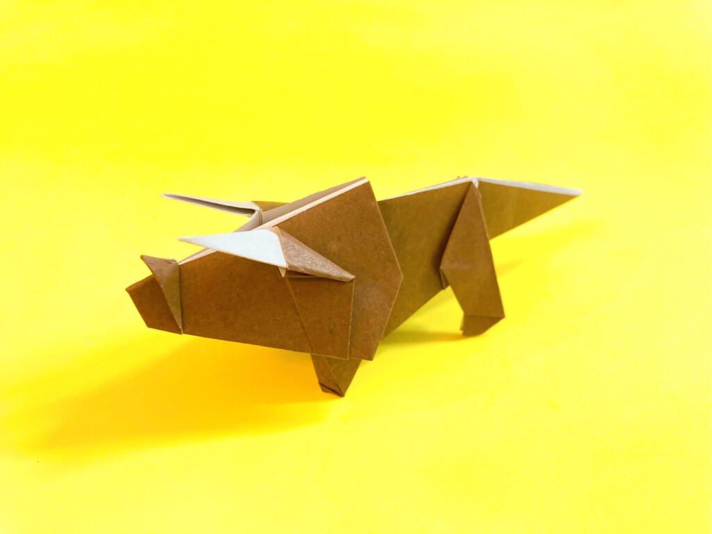 恐竜の折り紙　トリケラトプスの簡単な作り方
